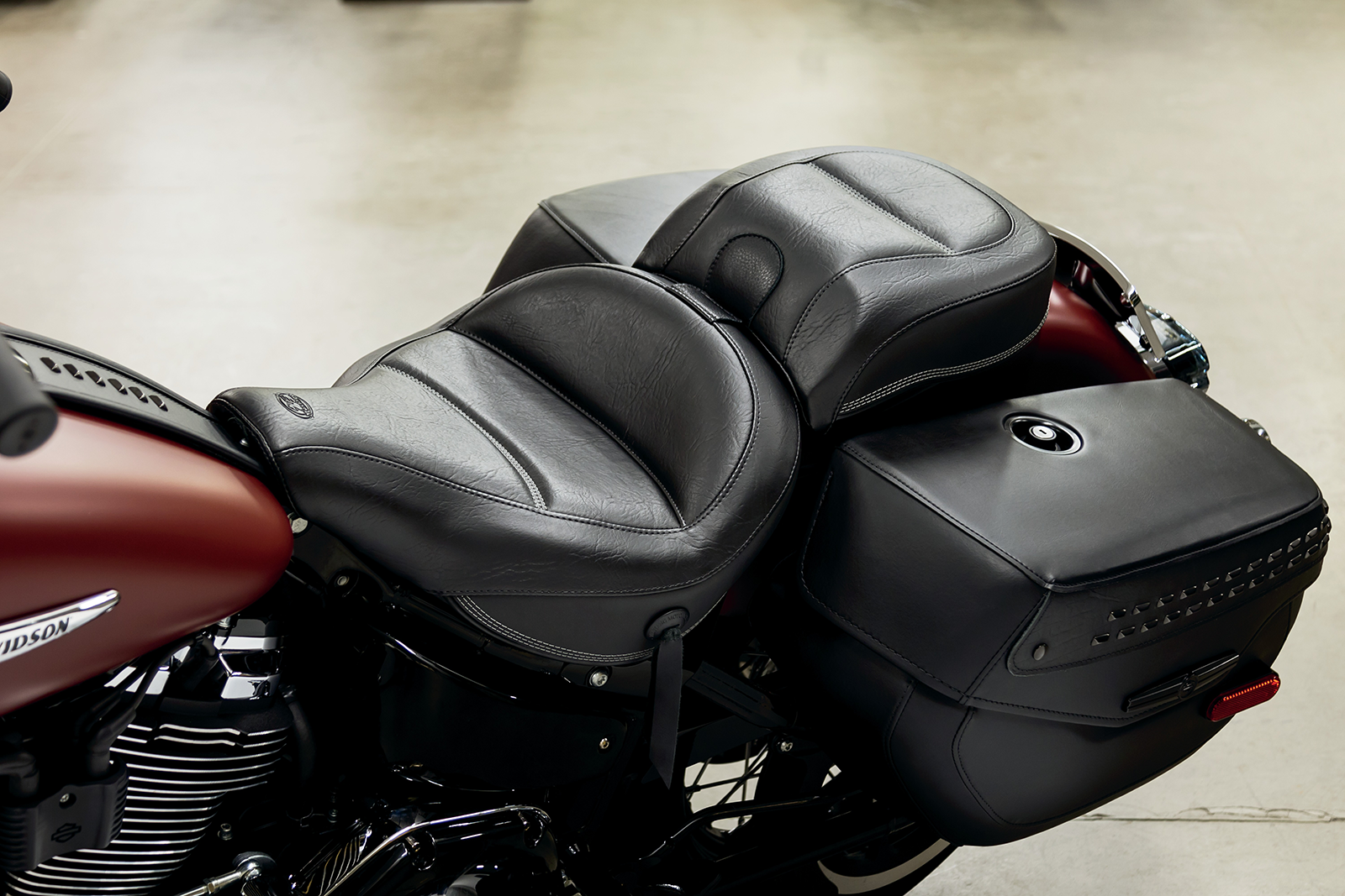 Passenger Touring Seat - Black - Original - FLHC/FLDE - Image 2